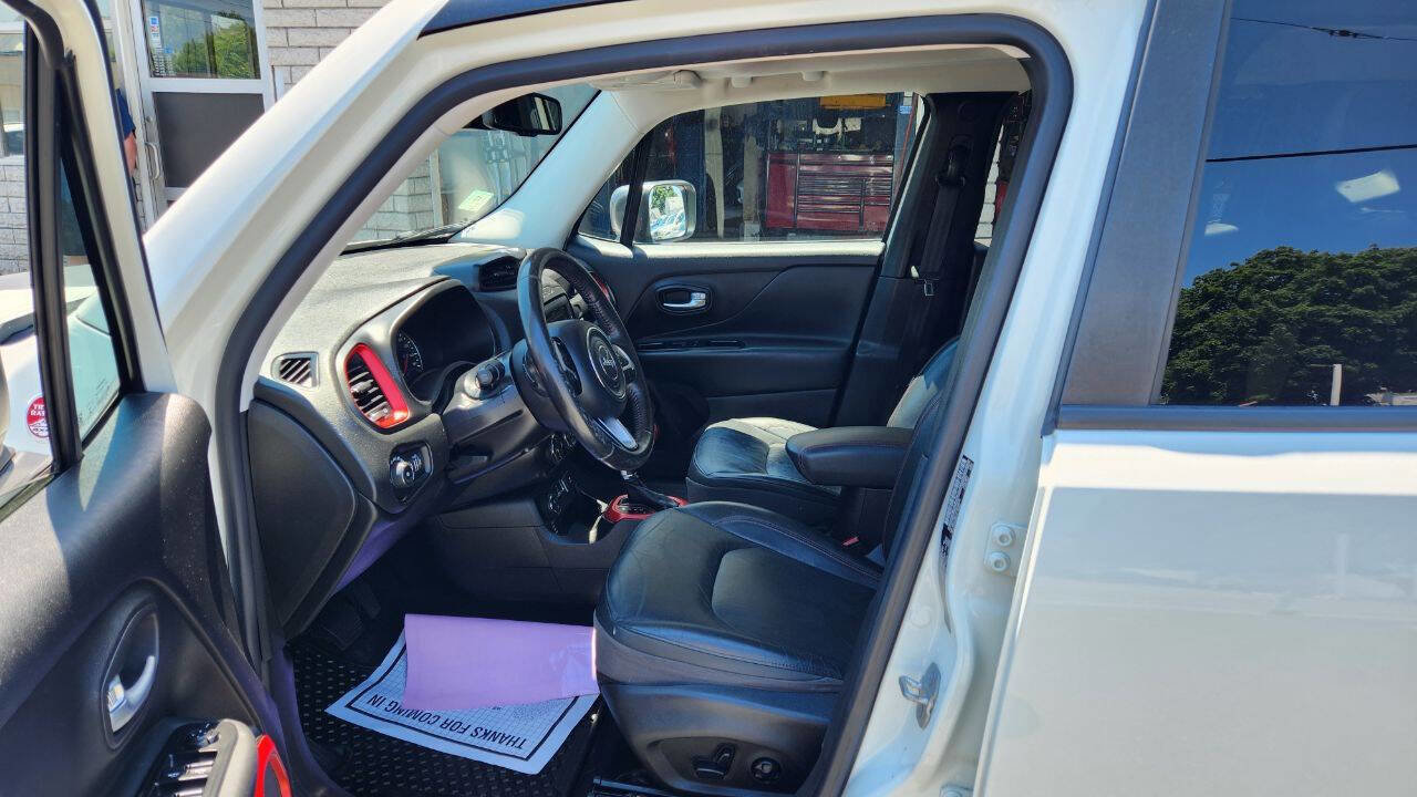 Used 2016 Jeep Renegade Trailhawk w/ Premium Trailhawk Package image 10