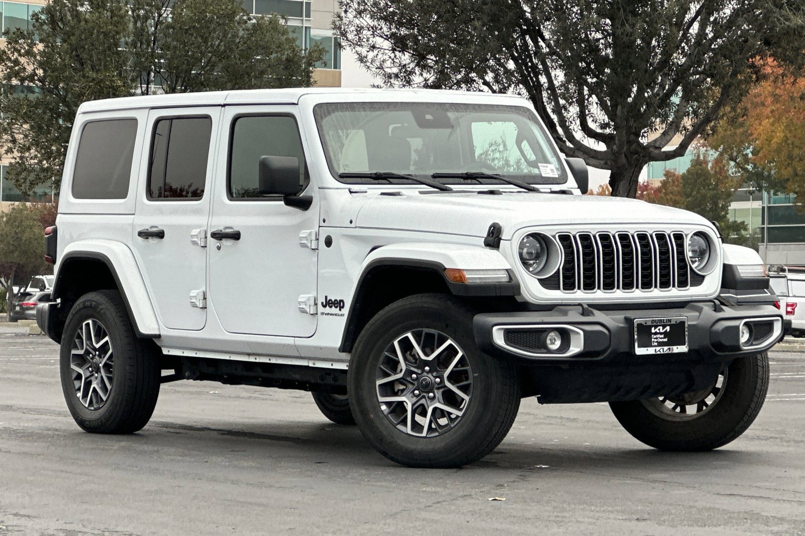 Used 2025 Jeep Wrangler Sahara image 2