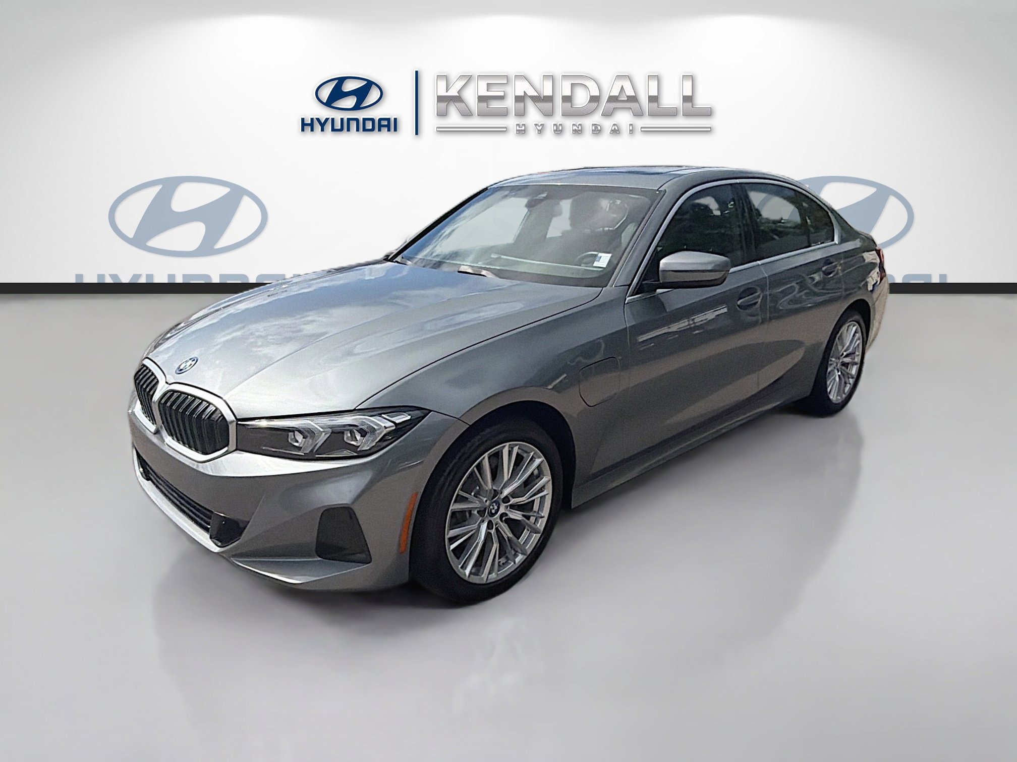 Used 2024 BMW 330e image 3