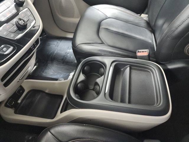 Used 2017 Chrysler Pacifica Touring-L image 31