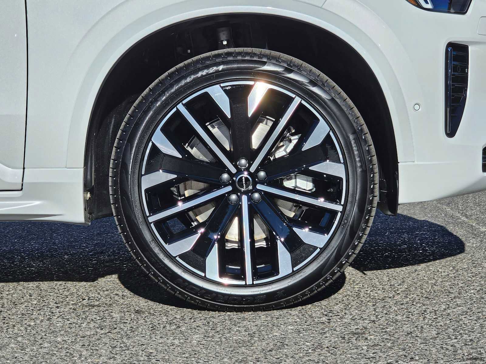 New 2026 Volvo XC90 B6 Plus w/ Protection Package Premier image 9