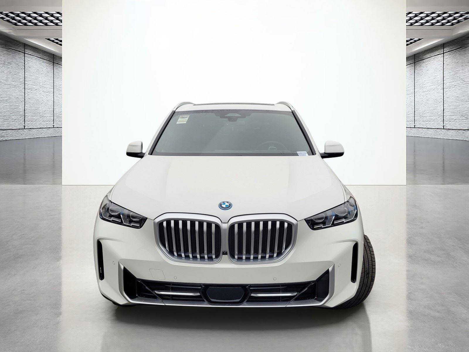 New 2026 BMW X5 xDrive50e w/ Premium Package AWD/4WD image 3