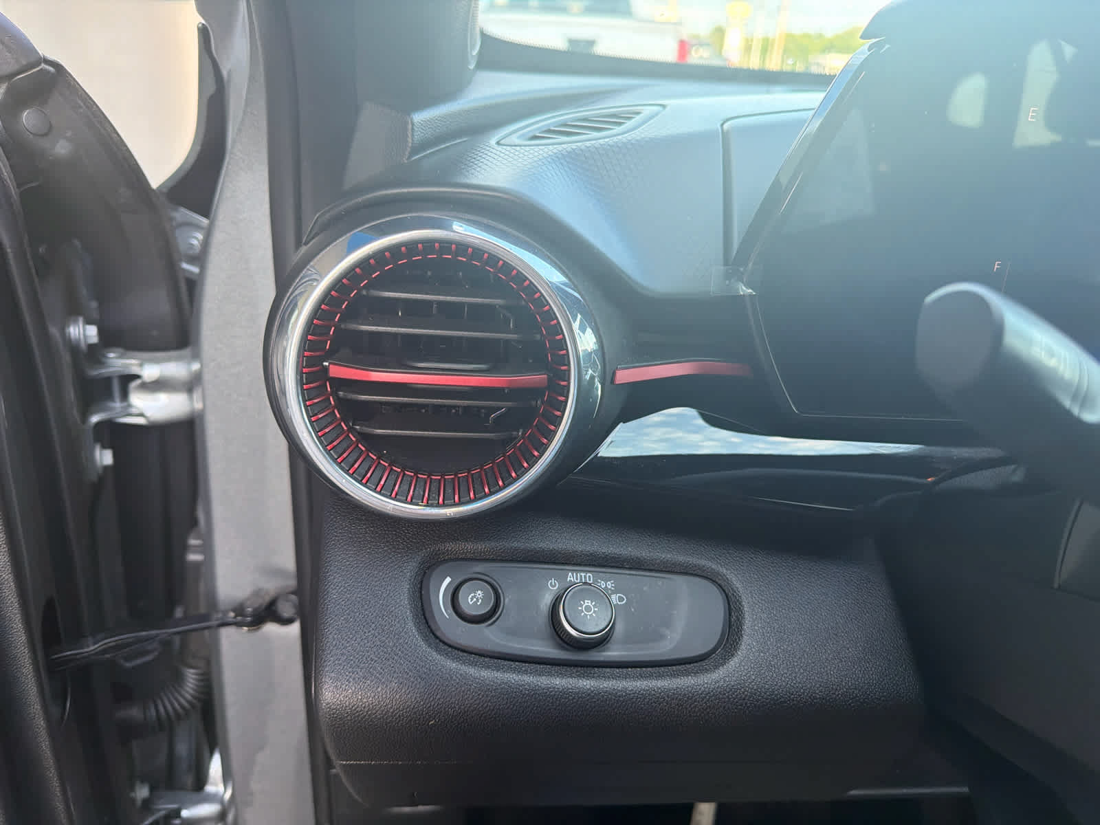 Used 2025 Chevrolet Trax RS w/ Sunroof Package FWD image 21