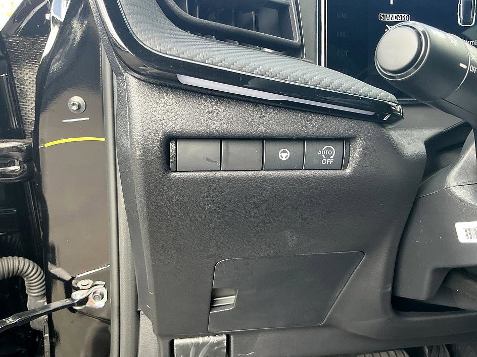 New 2025 Nissan Kicks SR image 13