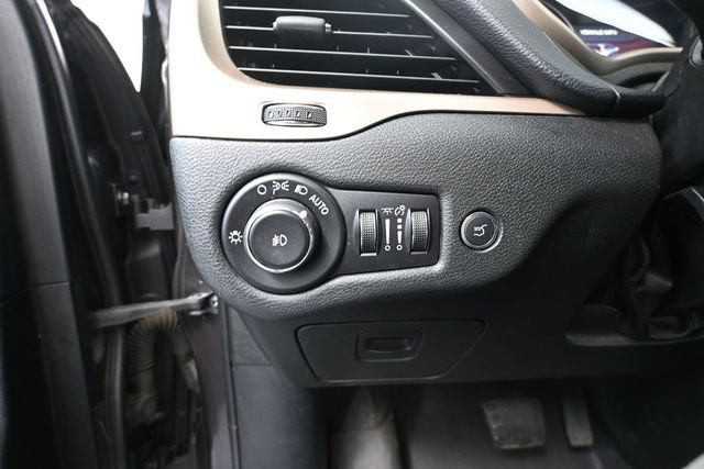Used 2015 Jeep Cherokee Limited w/ Luxury Group AWD/4WD image 32