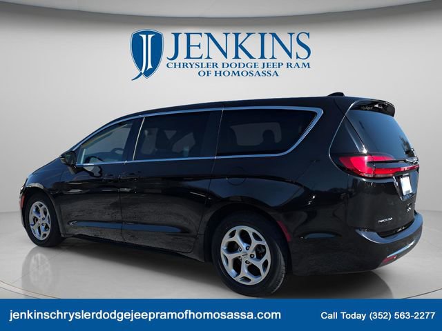 Used 2024 Chrysler Pacifica Limited image 3