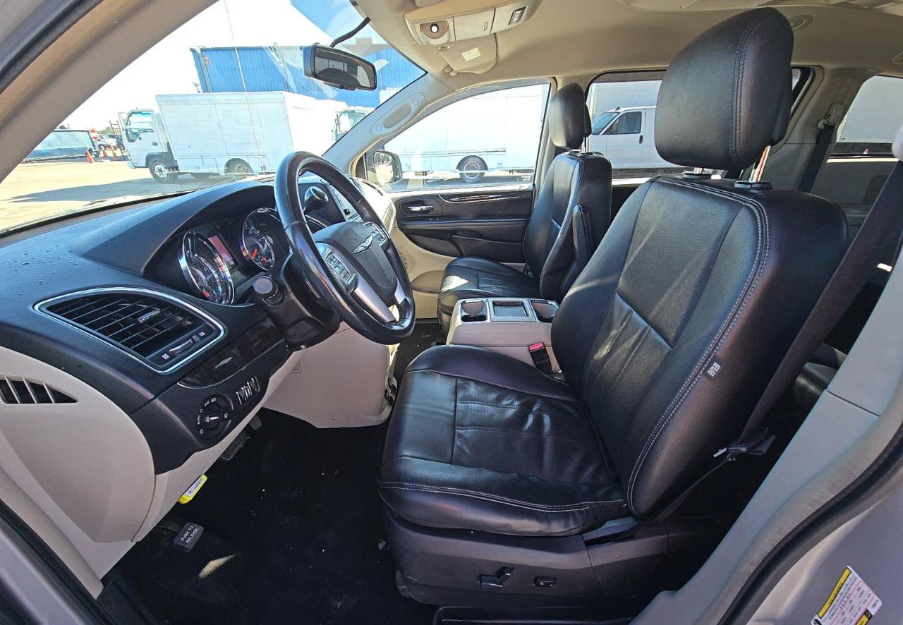Used 2012 Chrysler Town & Country Touring w/ Entertainment Group #1 FWD image 10