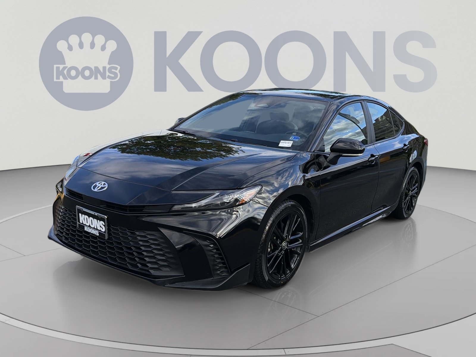 Used 2025 Toyota Camry SE FWD image 1
