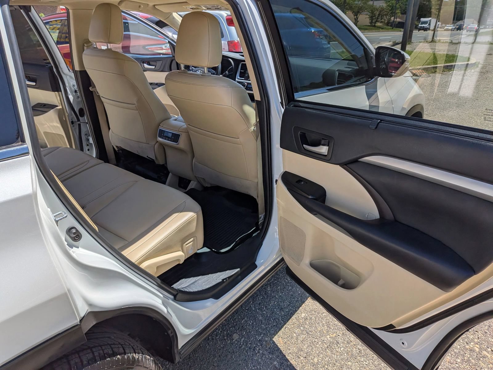 Used 2019 Toyota Highlander XLE AWD/4WD image 41