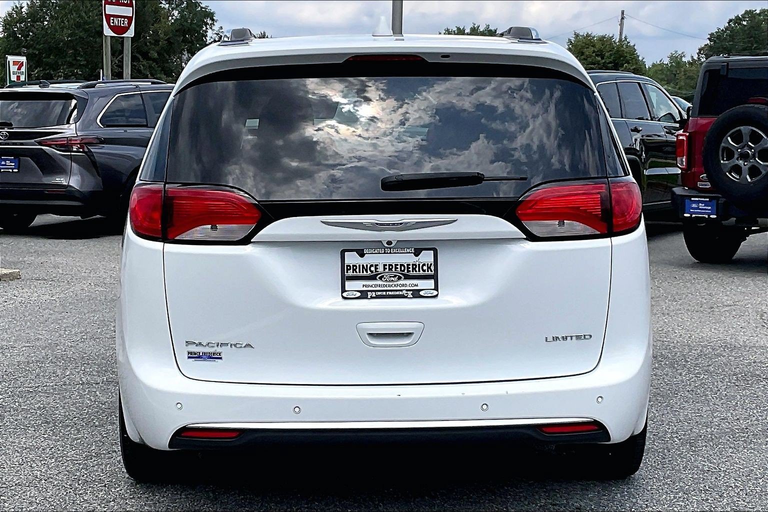 Used 2018 Chrysler Pacifica Limited w/ Tire & Wheel Group FWD image 4