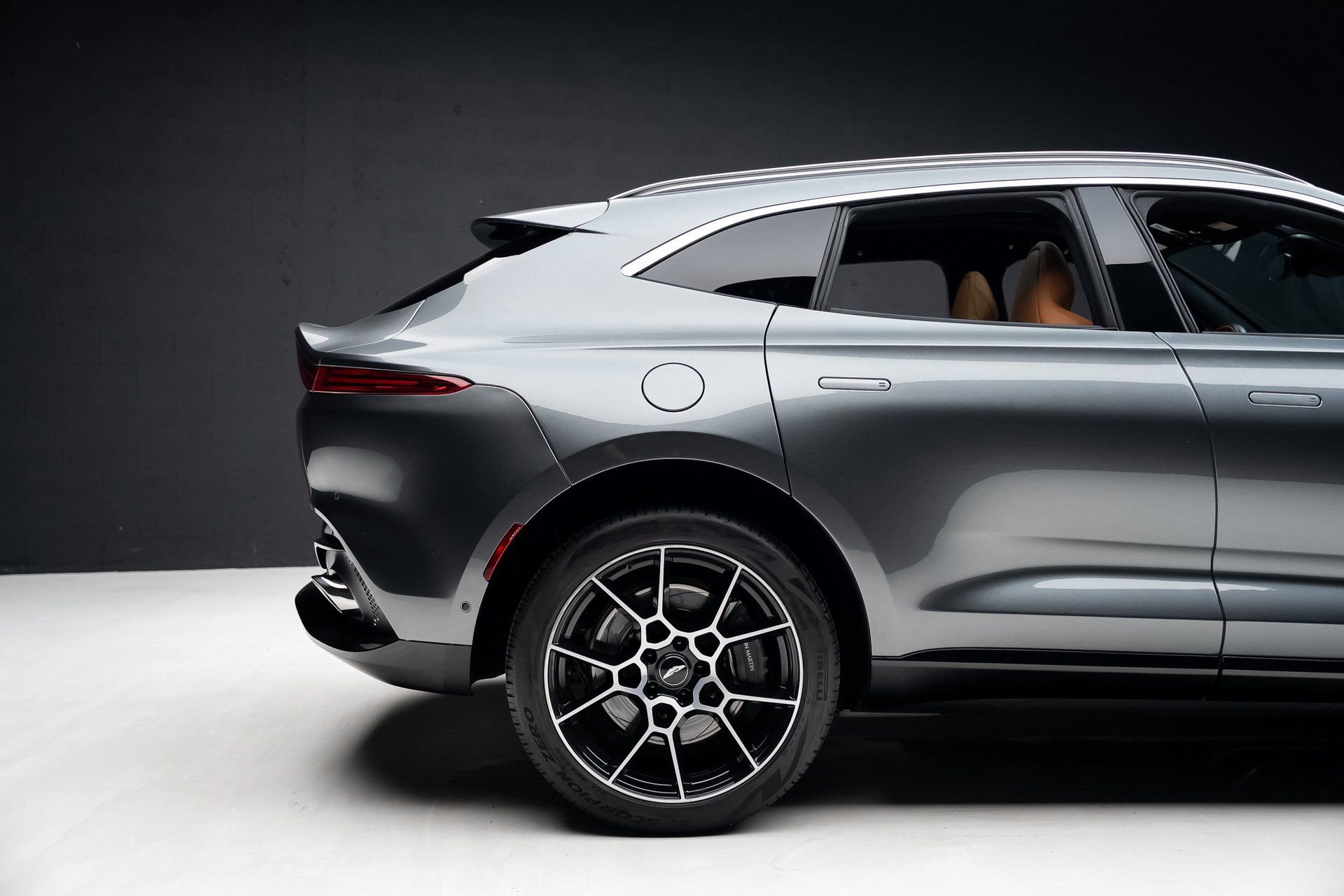 Used 2021 Aston Martin DBX image 34