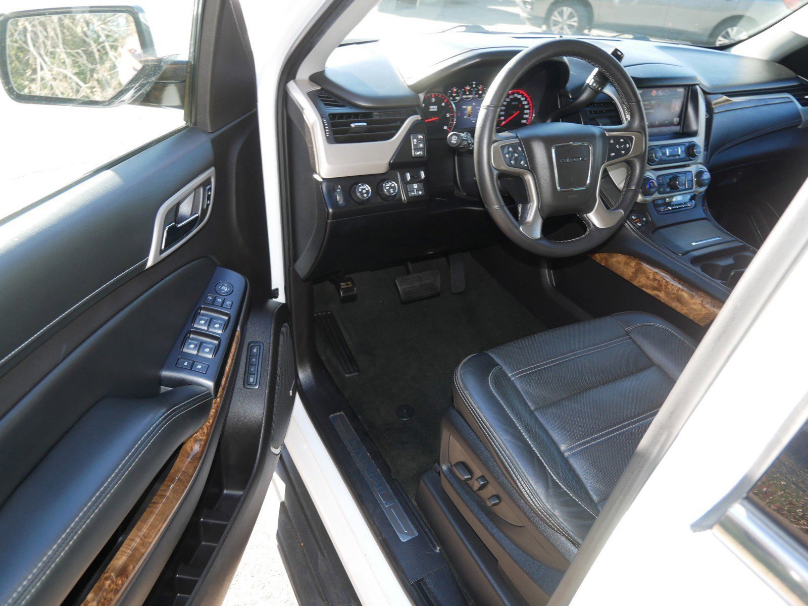 Used 2015 GMC Yukon Denali w/ Open Road Package image 10