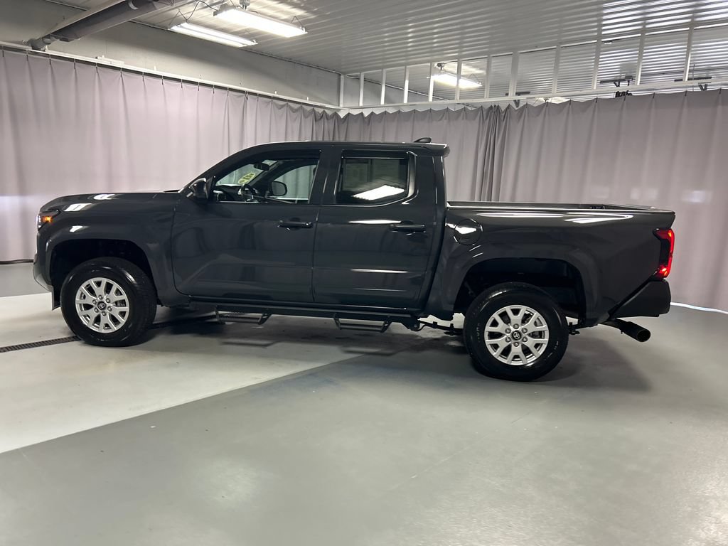 Used 2025 Toyota Tacoma SR AWD/4WD image 4