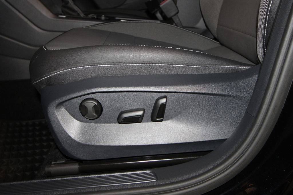 Used 2024 Volkswagen Taos SE image 7