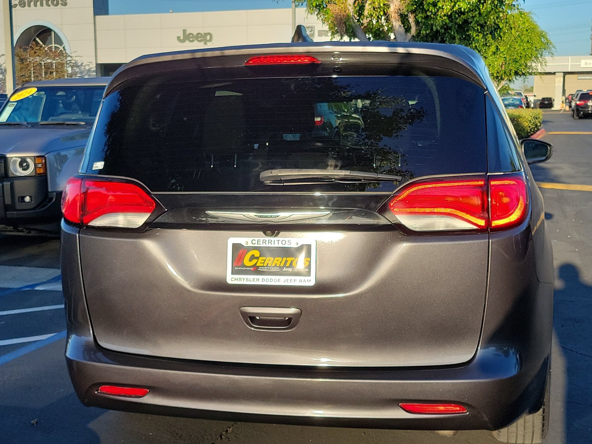 Certified 2023 Chrysler Voyager LX FWD image 3
