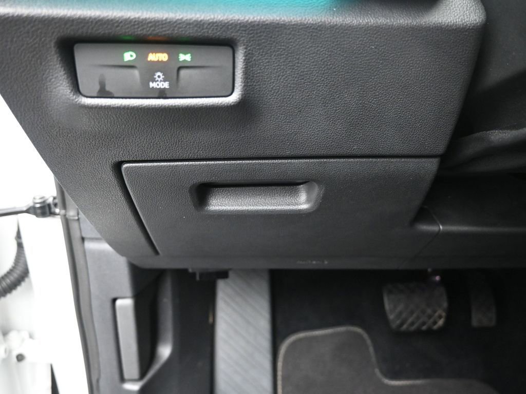 Certified 2025 Volkswagen Tiguan SE FWD image 16