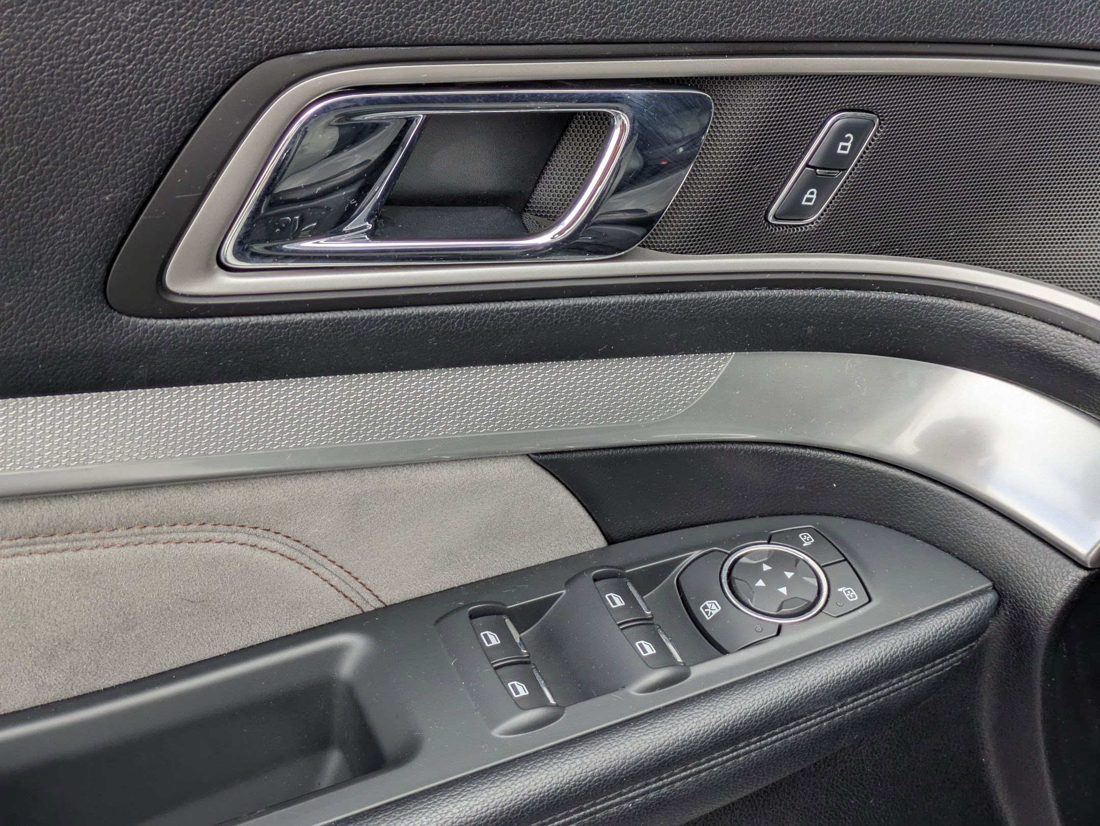 Used 2017 Ford Explorer XLT w/ Equipment Group 202A image 10