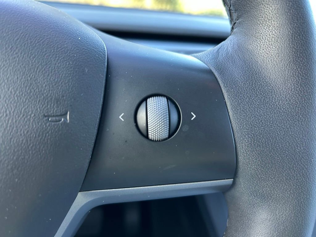 Used 2022 Tesla Model Y Long Range image 17