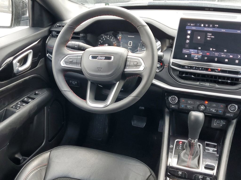 Used 2025 Jeep Compass Trailhawk w/ Trailhawk Convenience Group AWD/4WD image 13