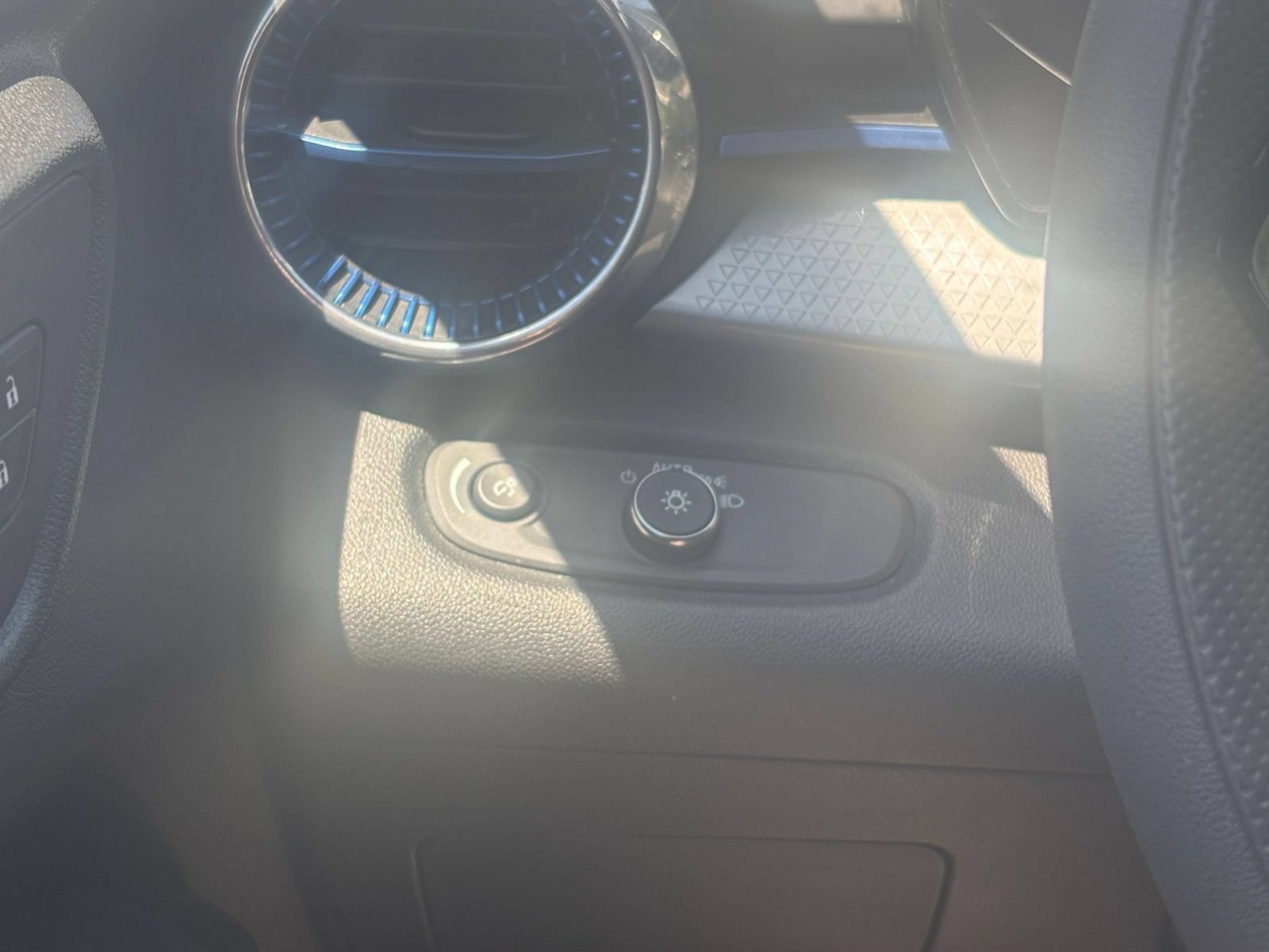 Used 2025 Chevrolet Trax LT FWD image 31