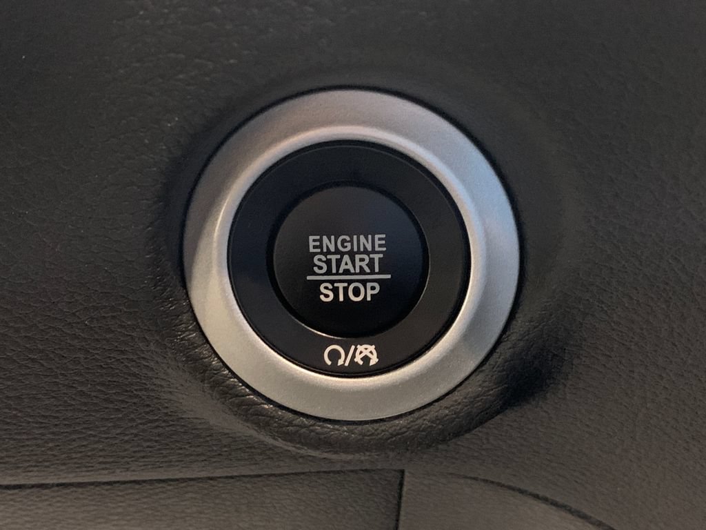 Used 2025 Chrysler Pacifica Limited FWD image 29