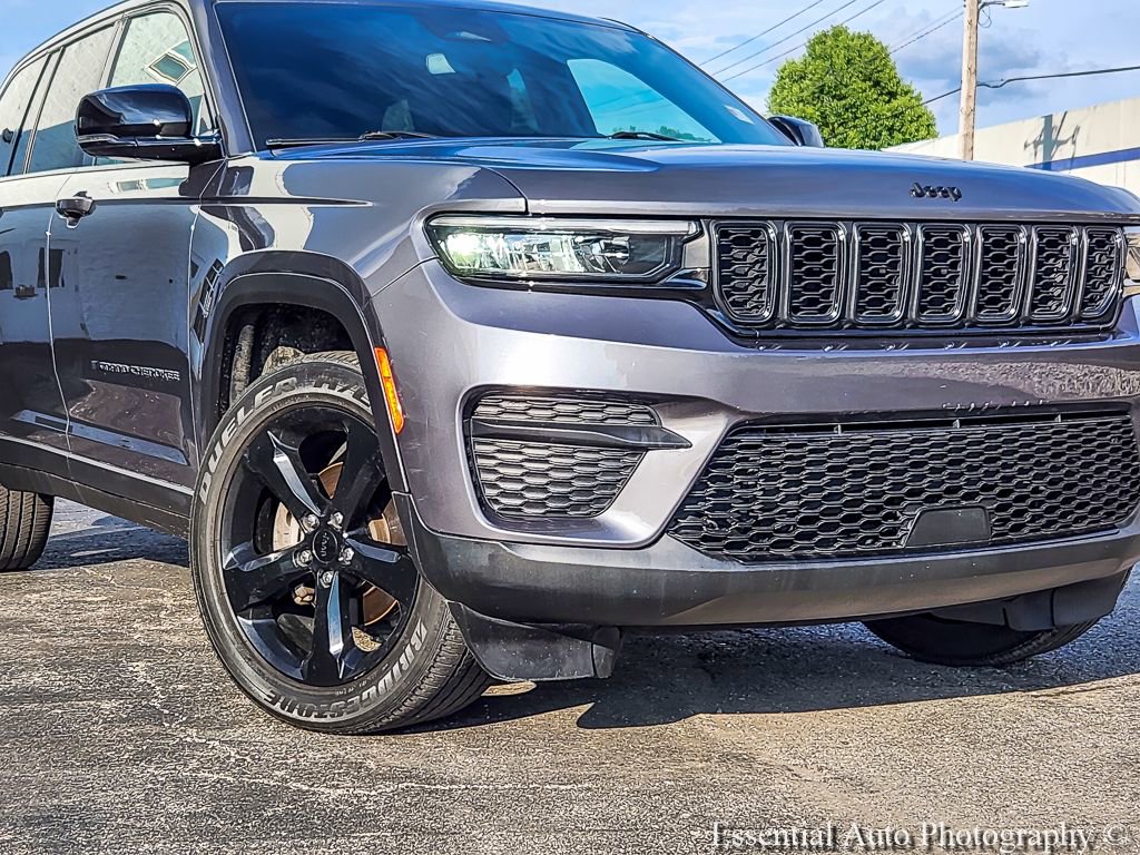 Used 2022 Jeep Grand Cherokee Altitude AWD/4WD image 2