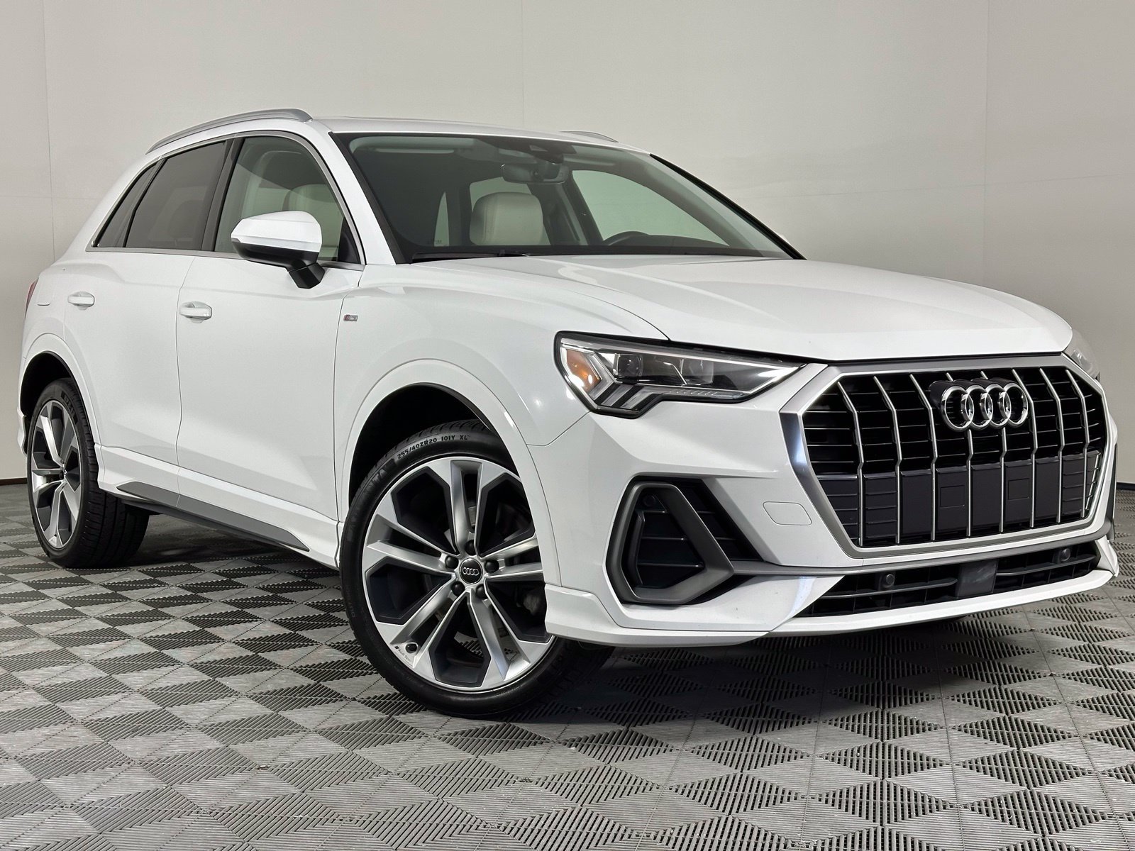 Used 2020 Audi Q3 2.0T Premium Plus w/ Premium Plus Package AWD/4WD image 1