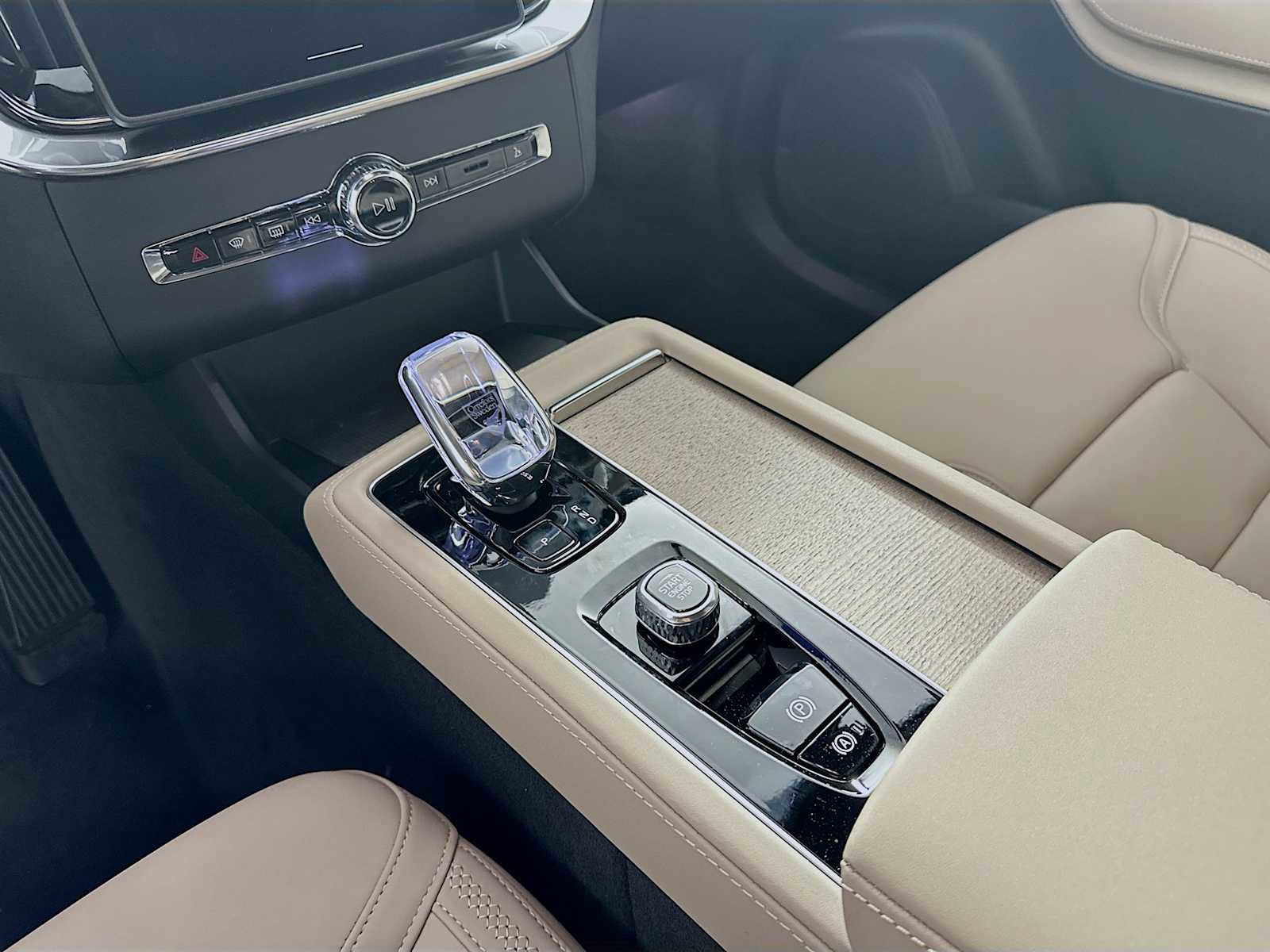 New 2026 Volvo XC90 B6 Plus w/ Protection Package Premier image 16