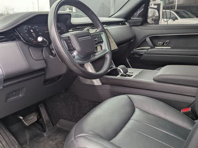 Used 2025 Land Rover Range Rover SE AWD/4WD image 2