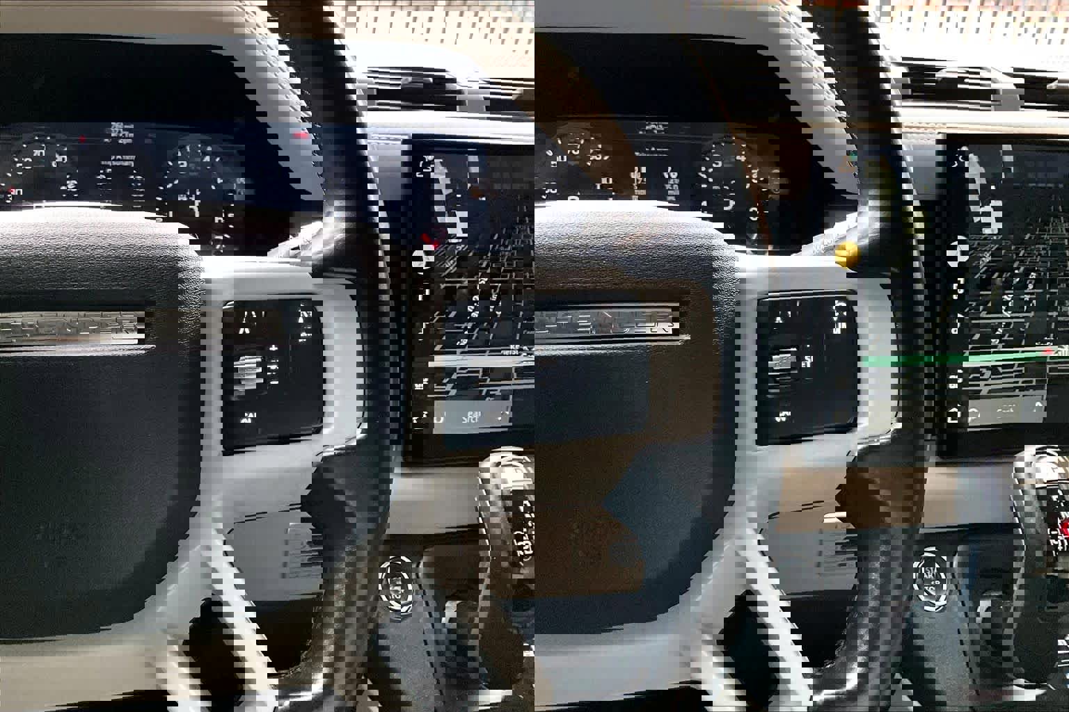 Used 2022 Land Rover Defender 110 SE image 25