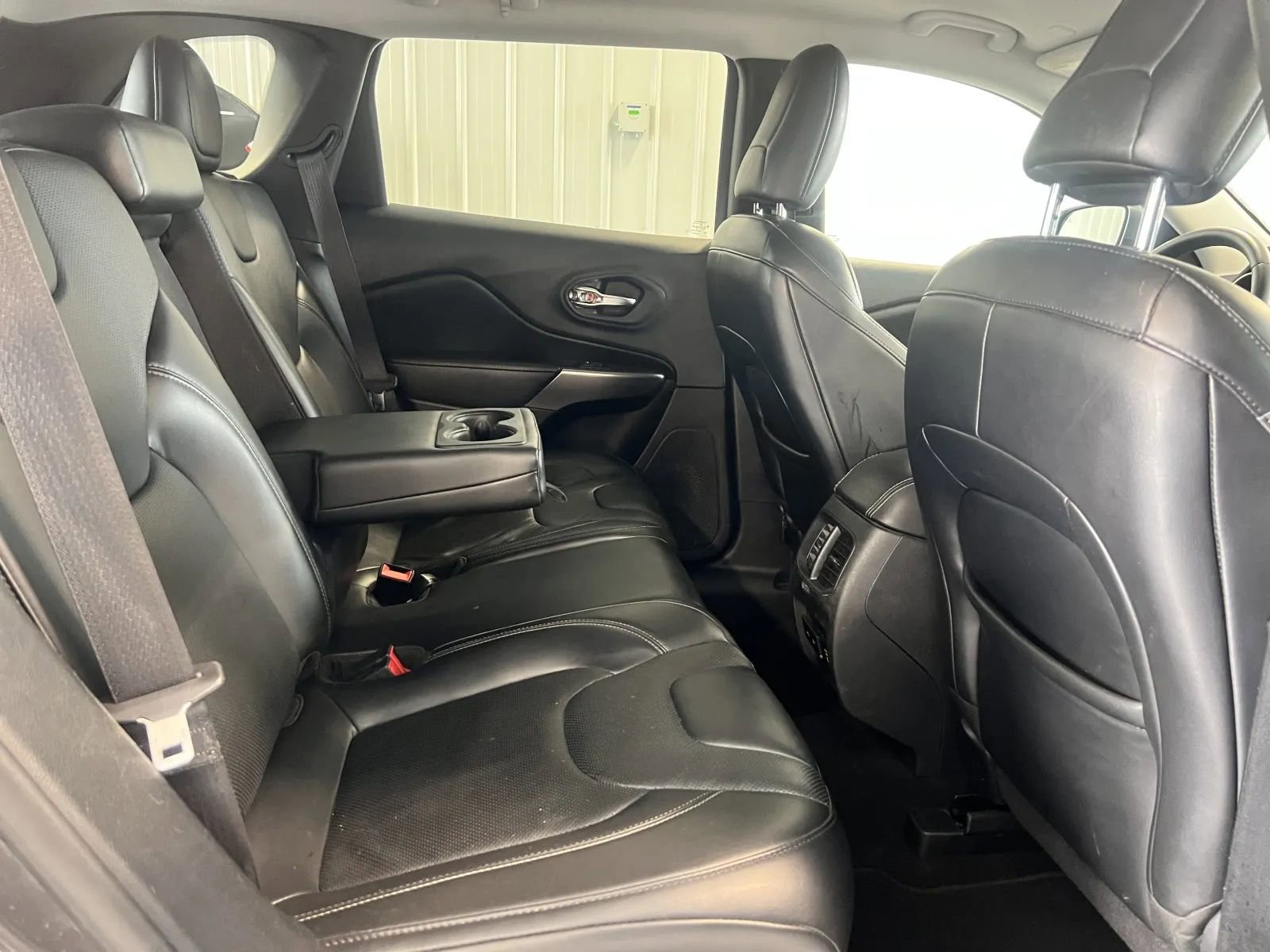 Used 2020 Jeep Cherokee Limited image 24