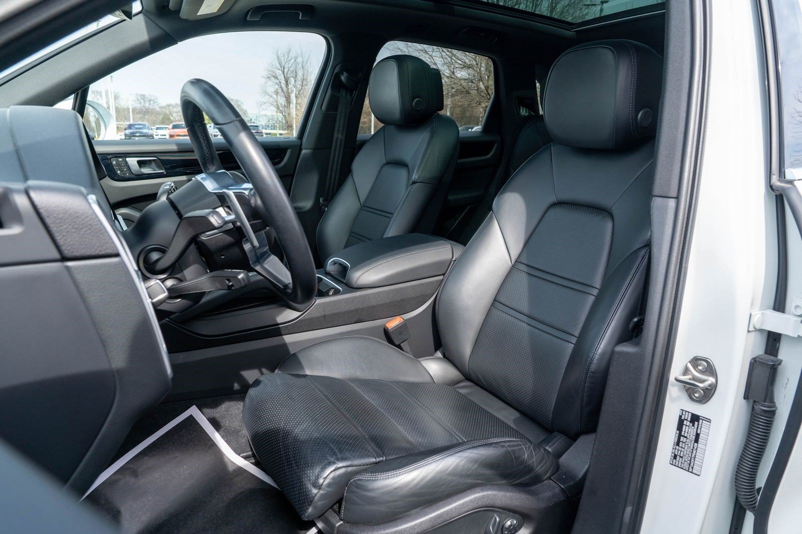 Certified 2023 Porsche Cayenne Platinum Edition AWD/4WD image 6