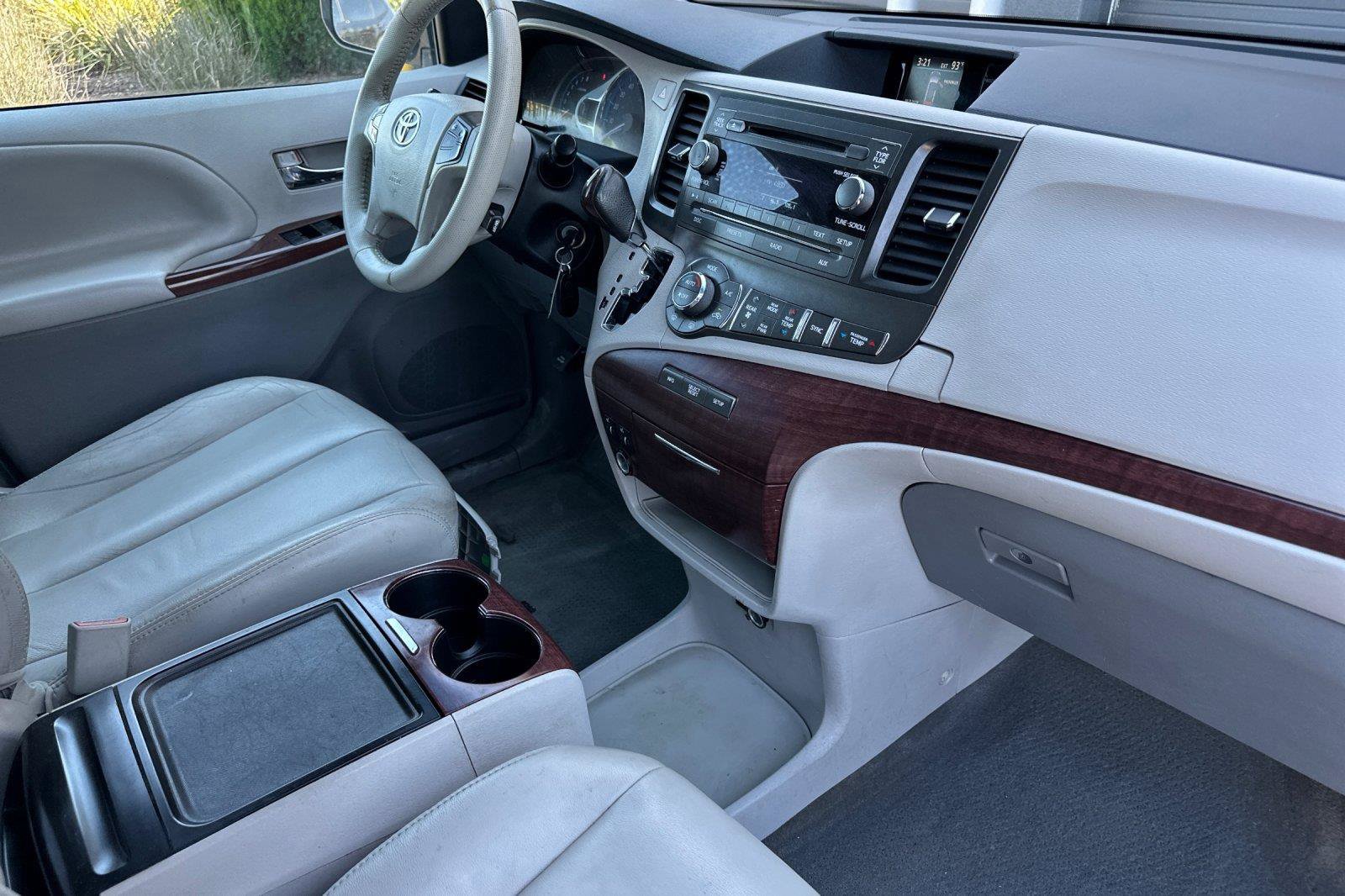 Used 2014 Toyota Sienna XLE FWD image 17