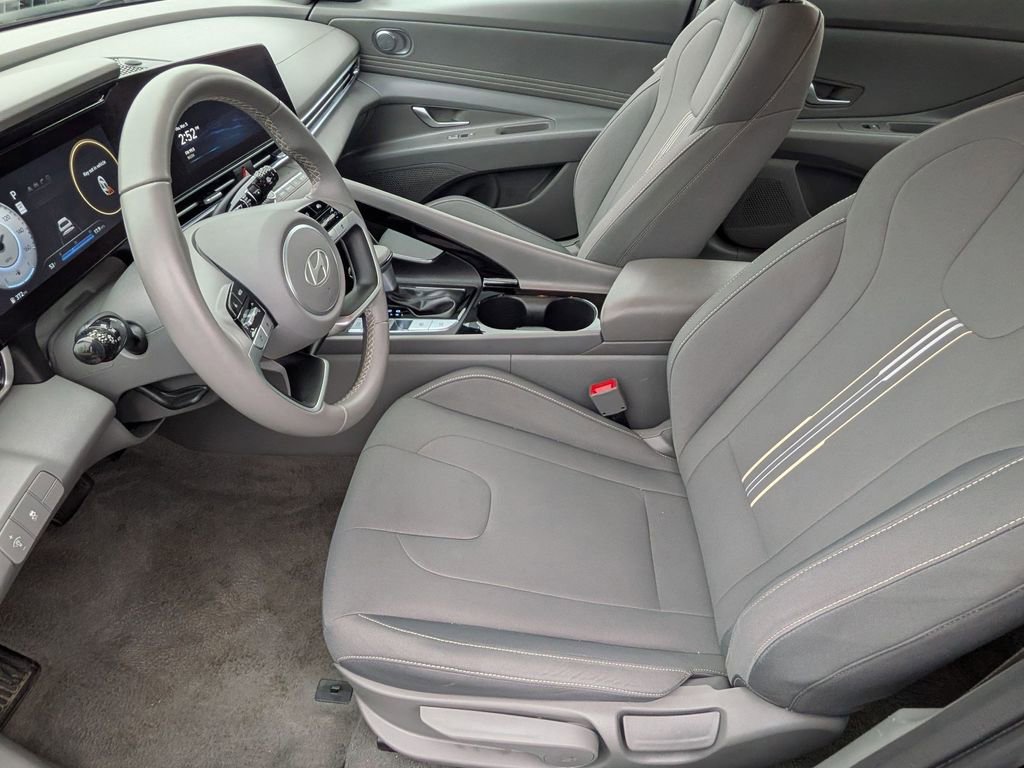 Used 2025 Hyundai Elantra SEL FWD image 11