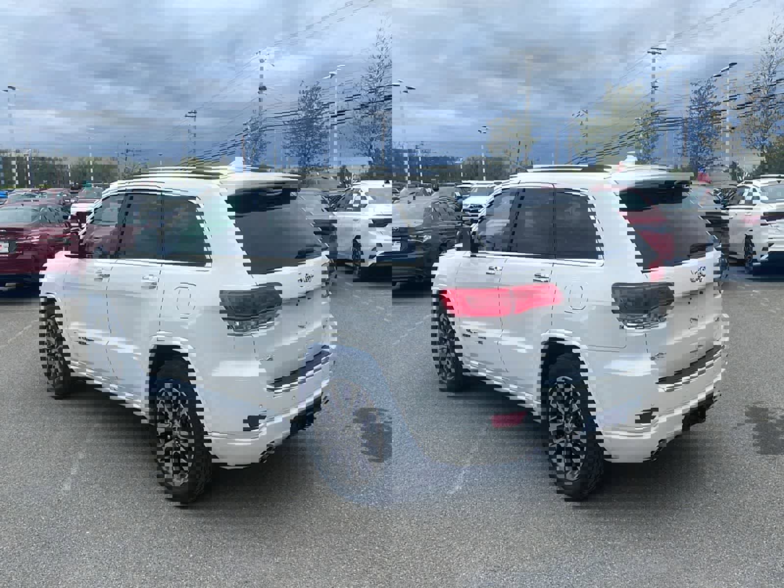 Used 2017 Jeep Grand Cherokee Overland AWD/4WD image 5