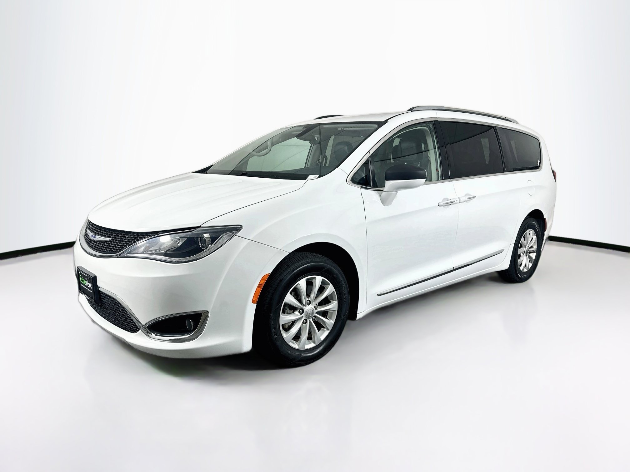 Used 2019 Chrysler Pacifica Touring-L FWD image 3