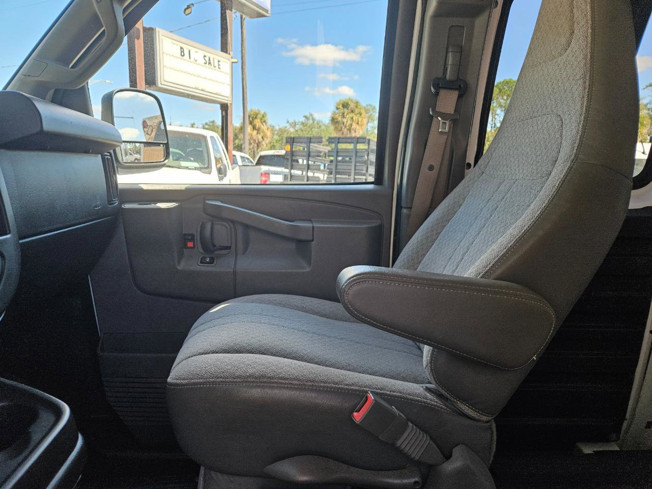Used 2017 Chevrolet Express 3500 Extended RWD image 13