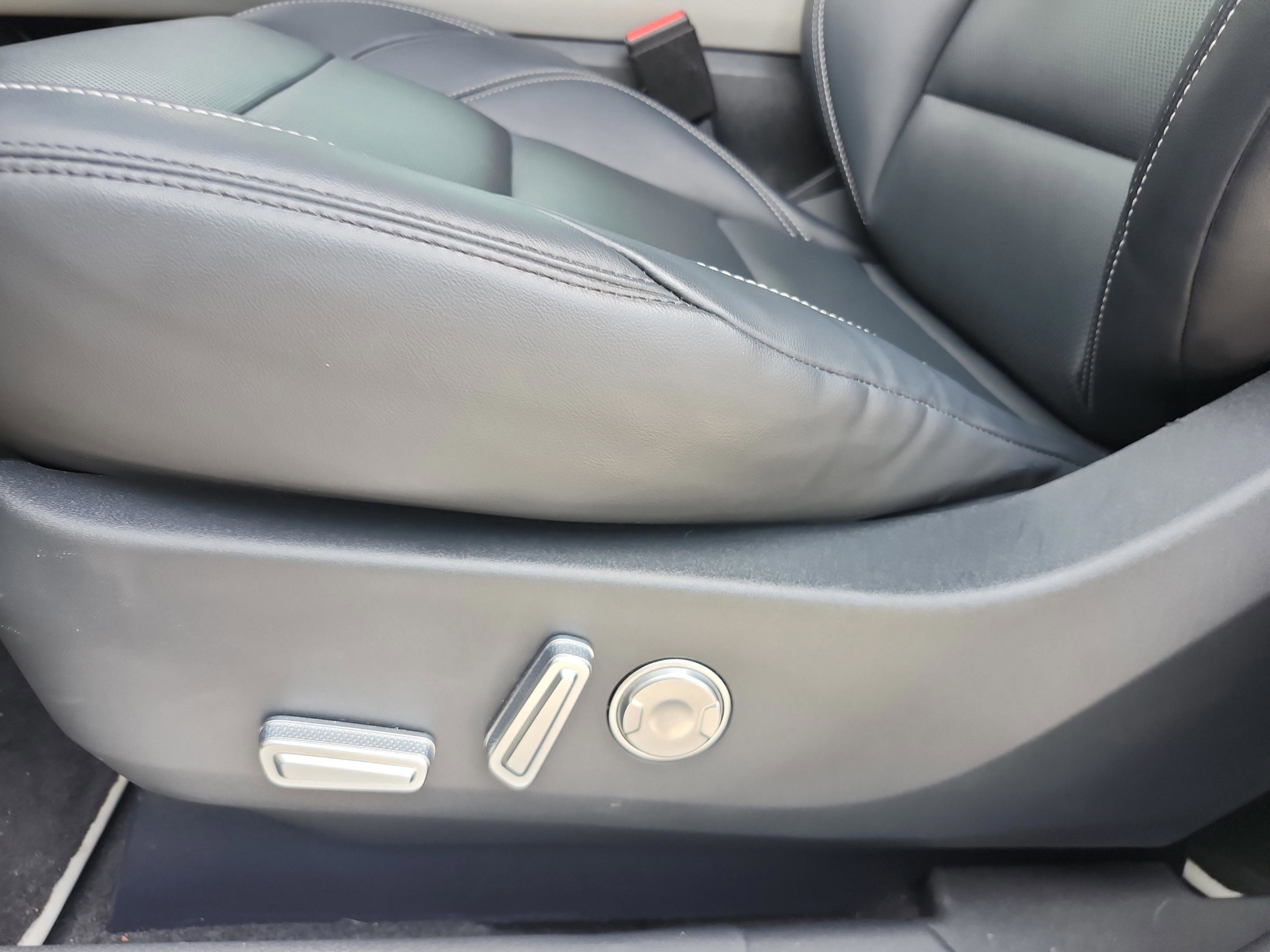 Used 2025 Lincoln Nautilus Premier AWD/4WD image 15
