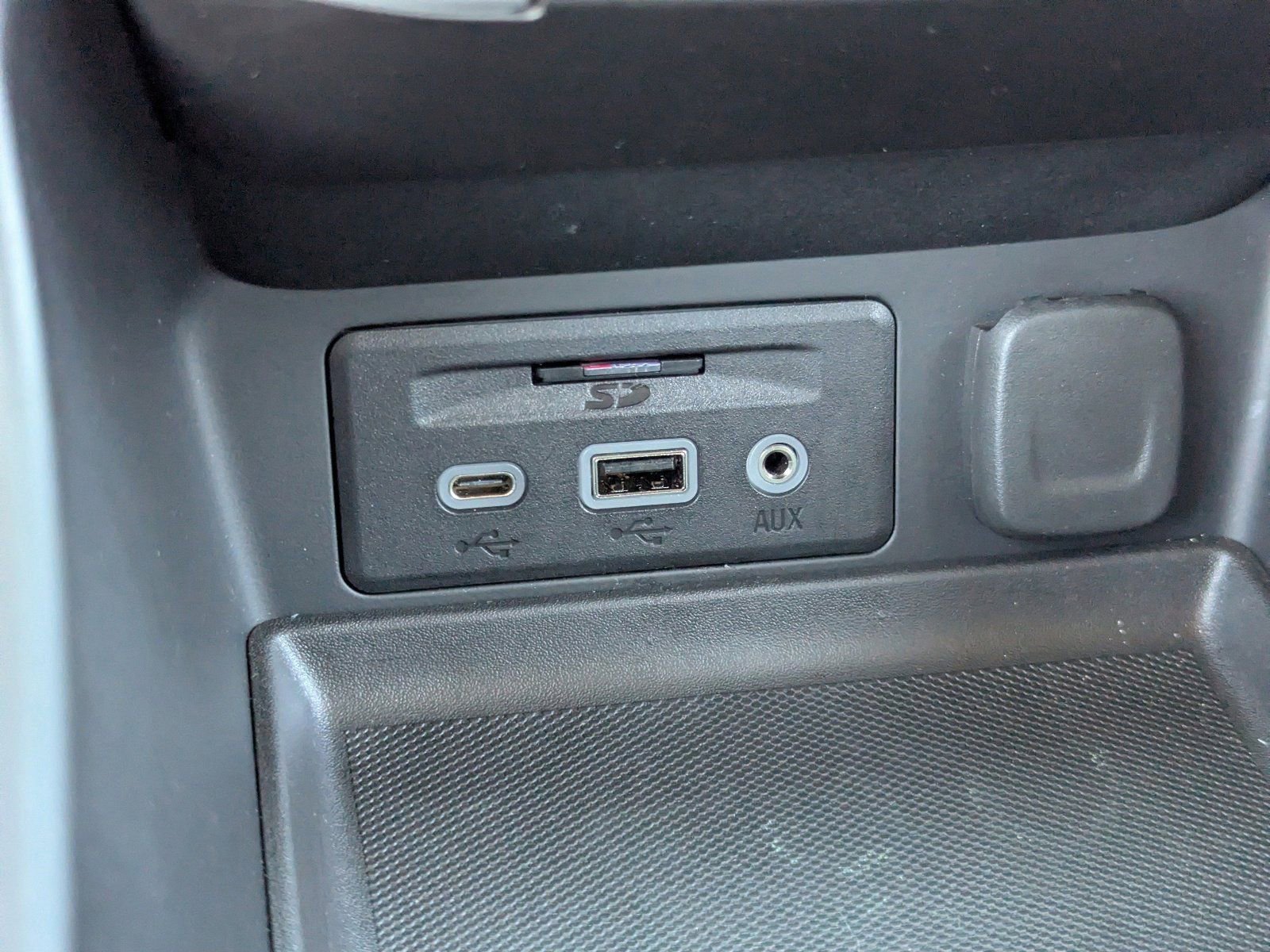 Used 2023 GMC Terrain SLT w/ Elevation Edition image 31