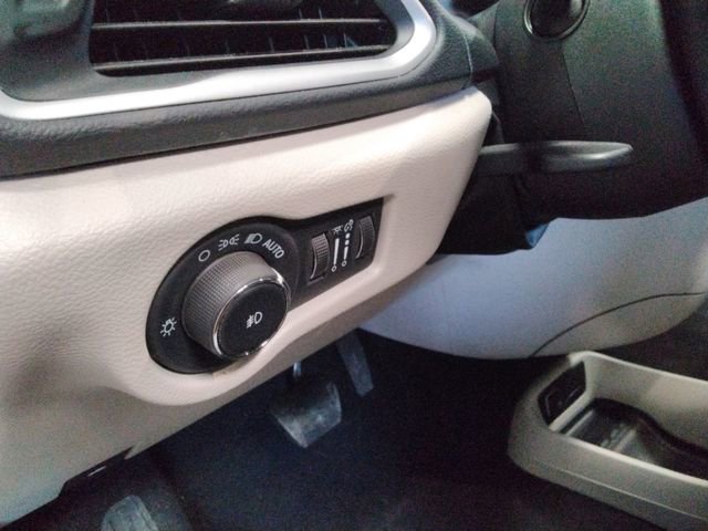 Used 2024 Chrysler Pacifica Touring-L image 27