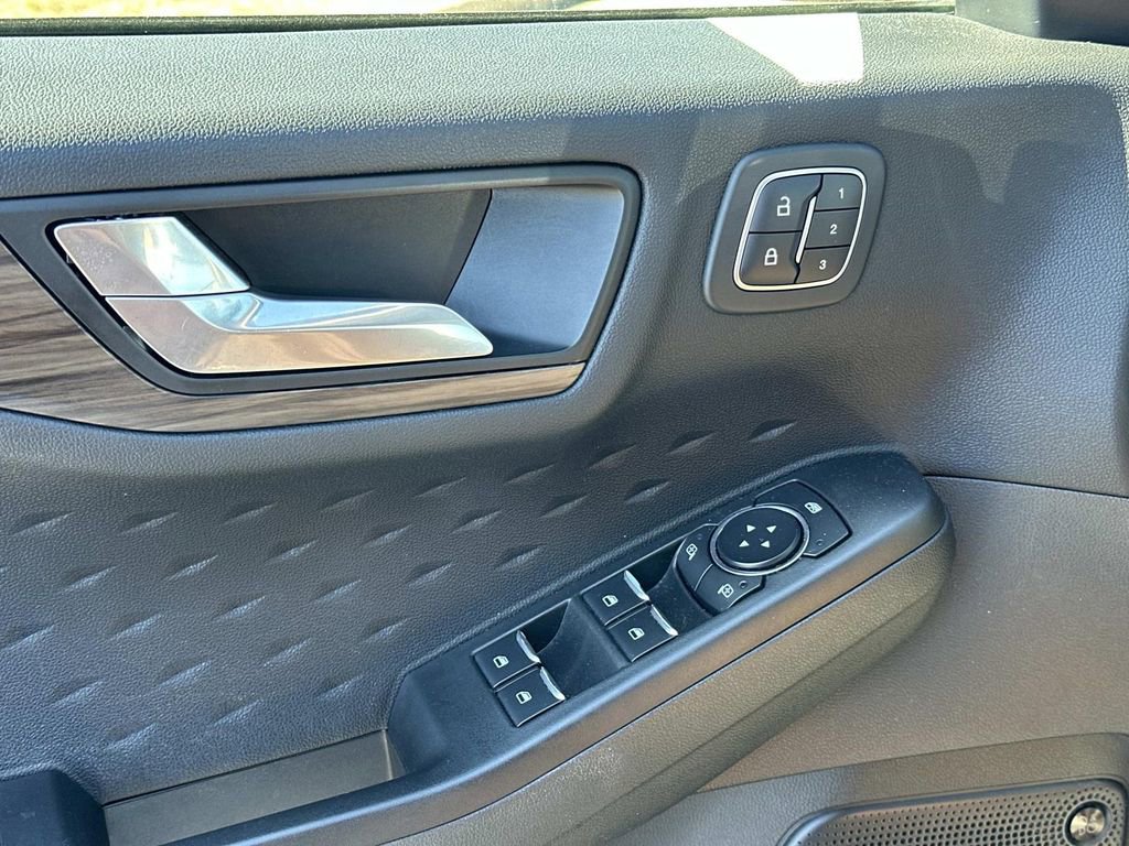 Used 2020 Ford Escape Titanium image 24