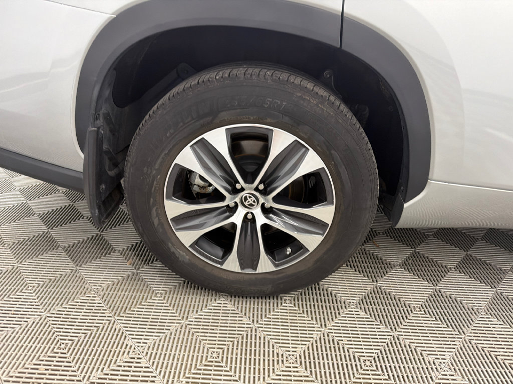 Used 2024 Toyota Highlander XLE FWD image 18