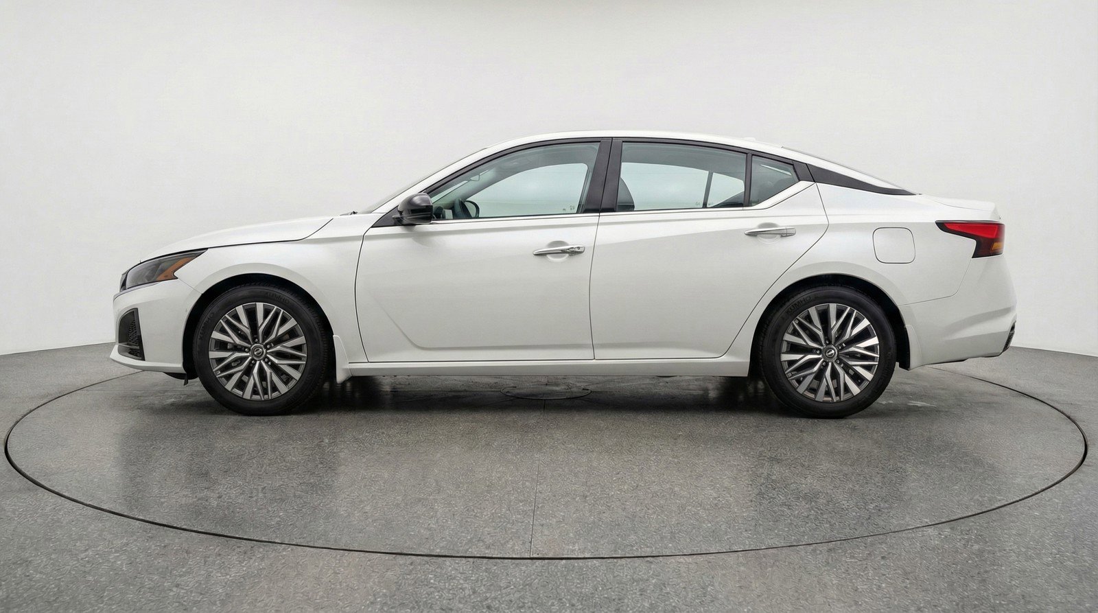 Used 2025 Nissan Altima 2.5 SV FWD image 5