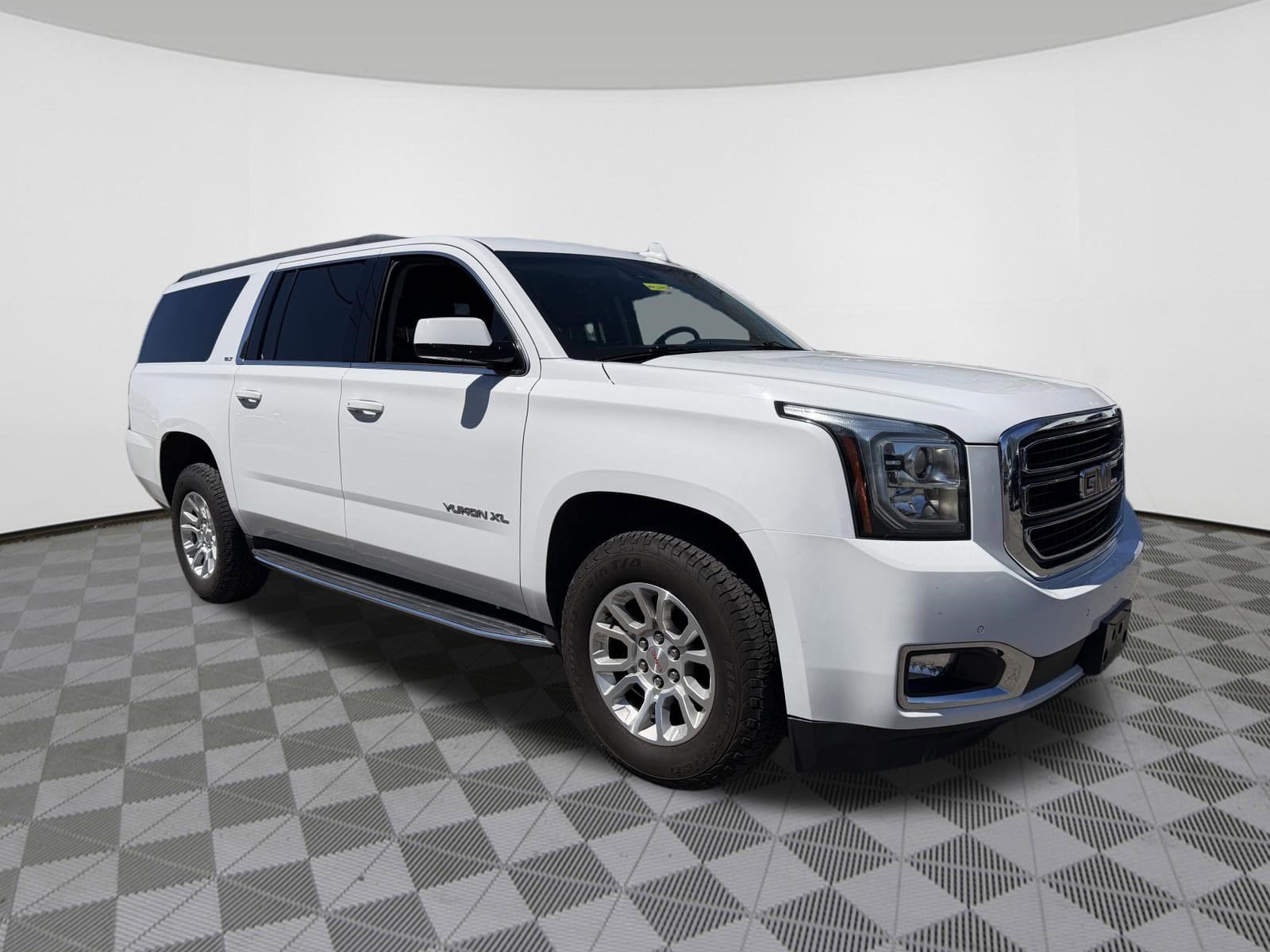 Used 2019 GMC Yukon XL SLT AWD/4WD image 1