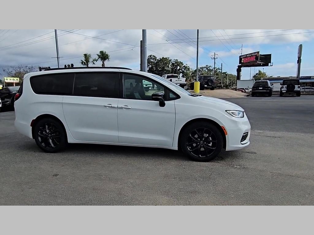 New 2026 Chrysler Pacifica Select w/ S Appearance Package FWD image 36