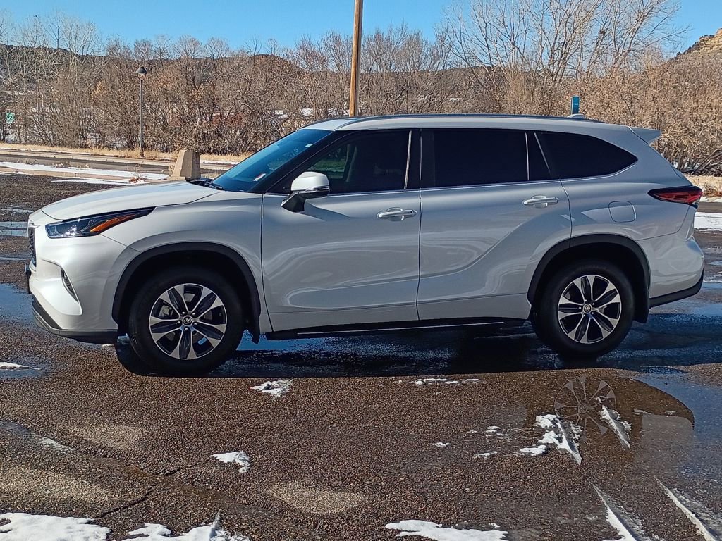 Used 2024 Toyota Highlander XLE image 3