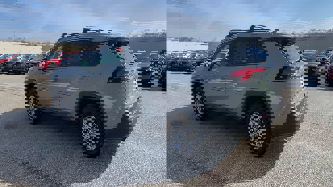 Used 2022 Toyota RAV4 XLE w/ Convenience Package image 7