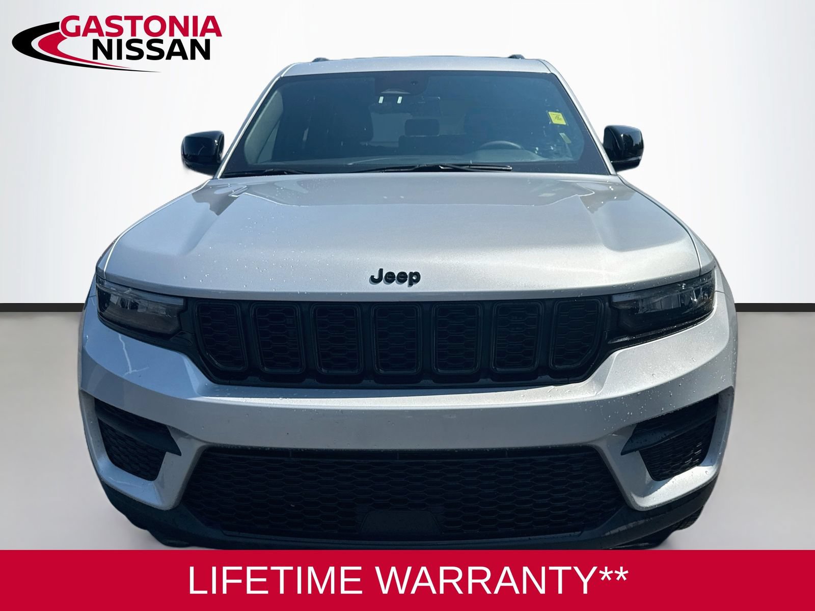 Used 2025 Jeep Grand Cherokee Altitude AWD/4WD image 2