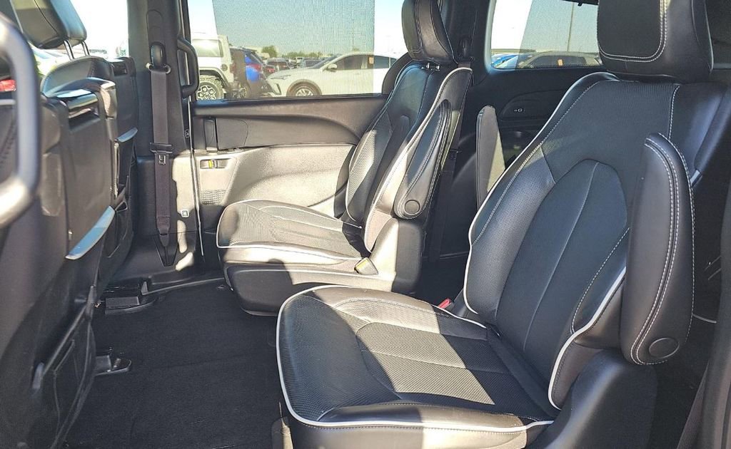 Used 2022 Chrysler Pacifica Limited w/ Uconnect Theater Family Group FWD image 10