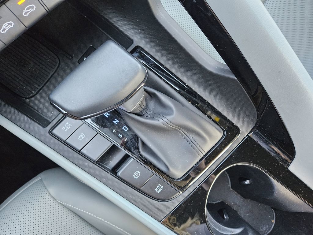 Used 2025 Hyundai Elantra Limited image 16